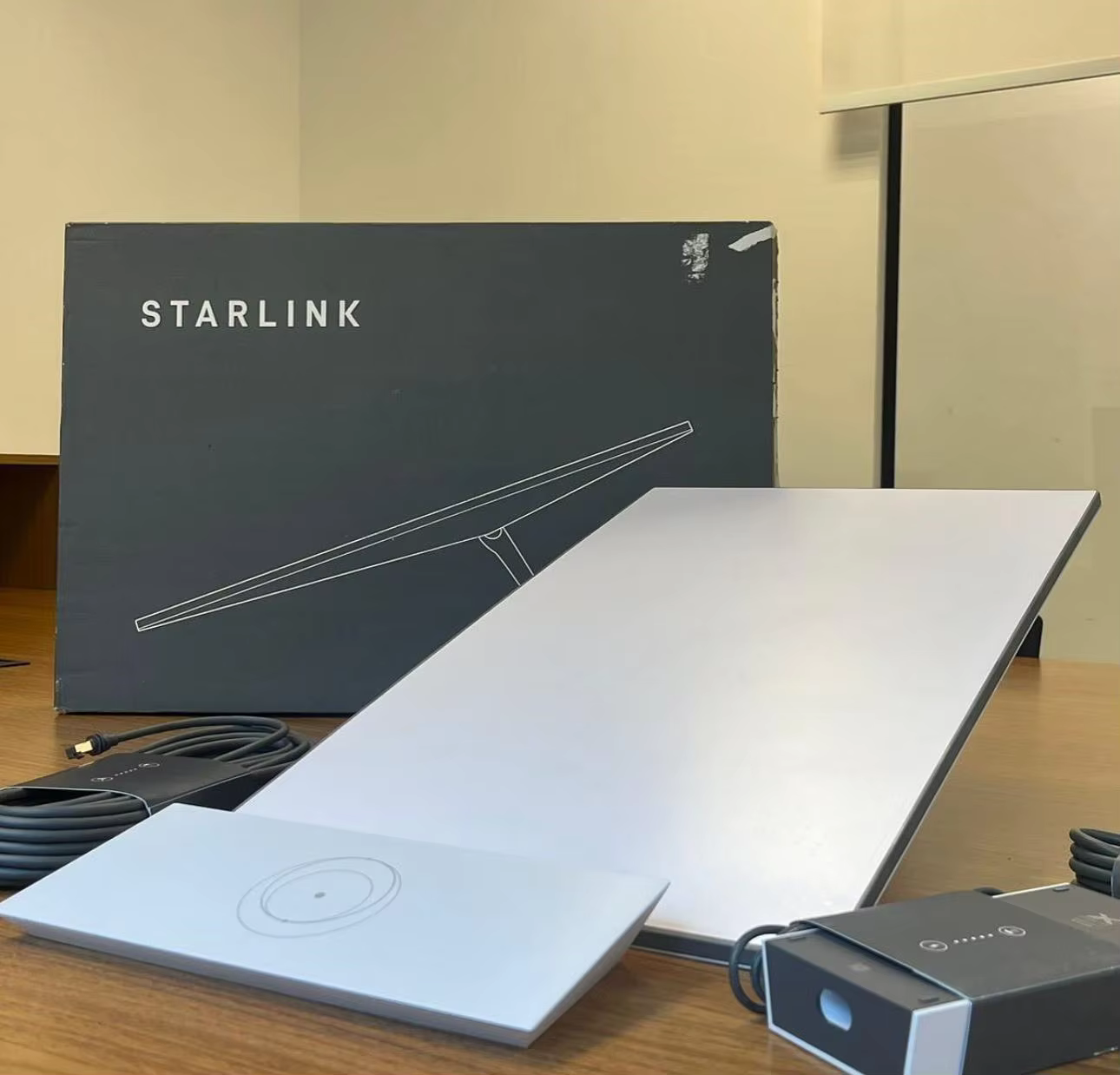 Foto referencial de un equipo Starlink Estándar con su caja y accesorios
