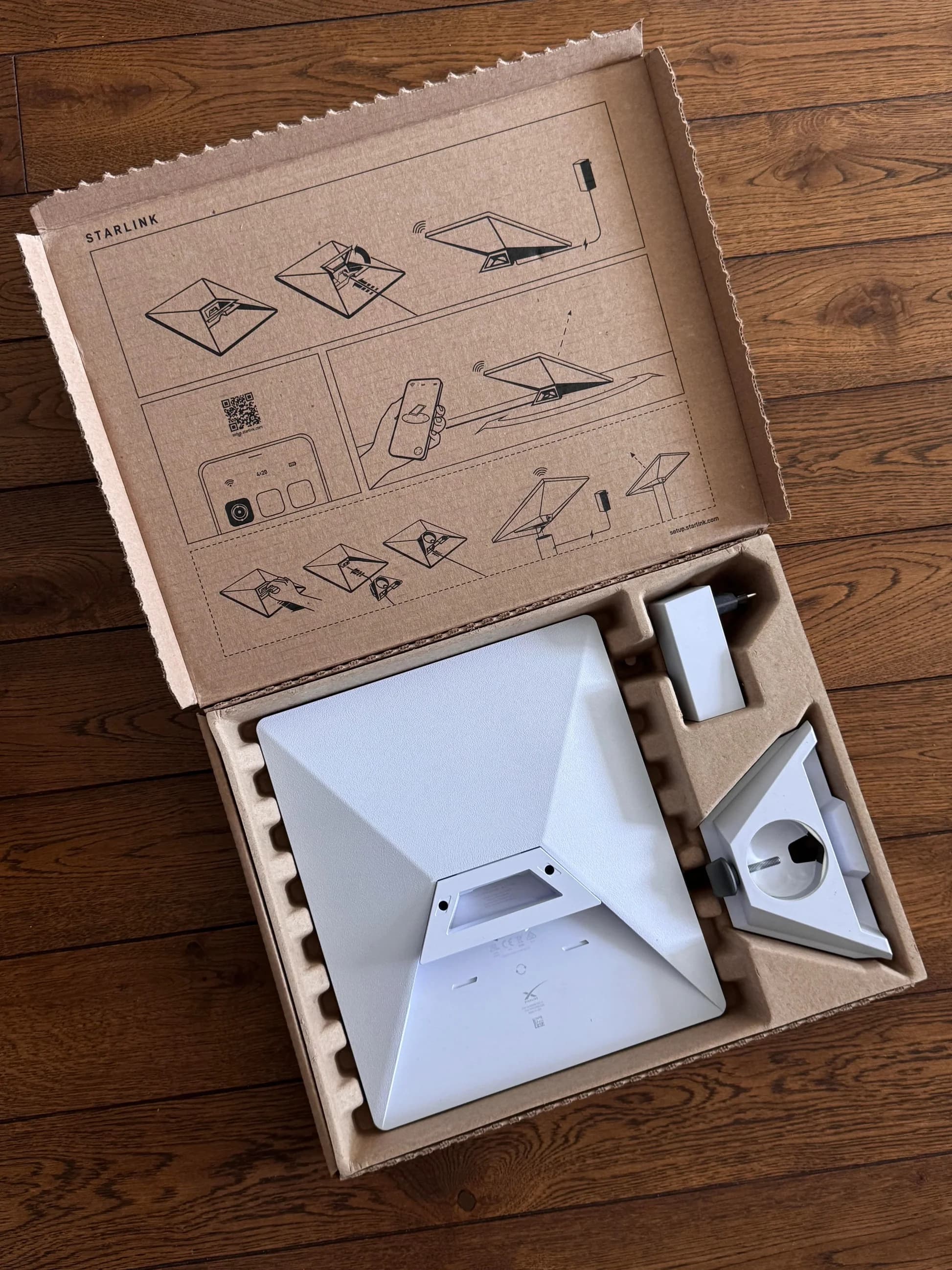 Foto referencial de un kit Starlink Mini abierto